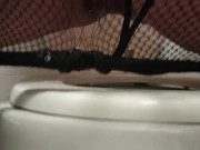 Segretaria piscia con la porta aperta mentre i colleghi lavorano 12/16