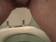 Segretaria piscia con la porta aperta mentre i colleghi lavorano 15/16