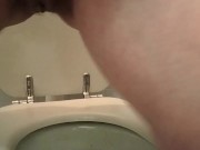 Segretaria piscia con la porta aperta mentre i colleghi lavorano 16/16