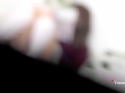 Veo a mi hermanastra mientras estudia en su cama, ella me descubre grabandola 1/16