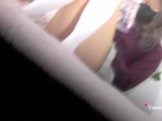 Veo a mi hermanastra mientras estudia en su cama, ella me descubre grabandola 2/16