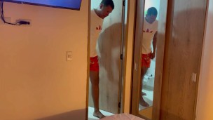 invito a mi pequeña hermanastra a ver una pelicula y nos ponemos muy cachondos, y me pide que la fol