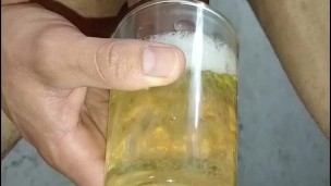 hombre joven desesperado pissing, largo y placentero, orinando en un vazo plastico, pene venozo
