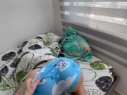 Mi pequeña hermanastra se hace pasar por mi novia como pretexto para que la folle duro.