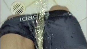 pissing desesperado en ropa interior,como una puta sucia
