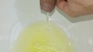 hombre joven desesperado pissing, erección matutina, primer plano