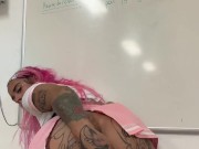 Une écolière très coquine qui se fait du bien en classe