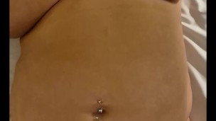 Chubby MILF uses vibrator to orgasm