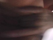 Encuentro a mi vecina masturbandose y la ayudo a llegar al squirt 10/16