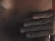 Encuentro a mi vecina masturbandose y la ayudo a llegar al squirt 12/16