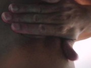 Encuentro a mi vecina masturbandose y la ayudo a llegar al squirt 2/16