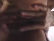 Encuentro a mi vecina masturbandose y la ayudo a llegar al squirt 5/16