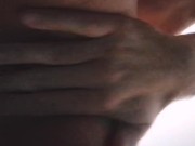 Encuentro a mi vecina masturbandose y la ayudo a llegar al squirt 6/16