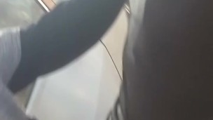 Cogiendo al lado del auto en estacionamiento privado