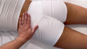 Milf asiática gozando forte na mesa de massagem
