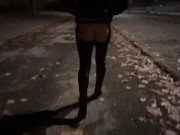 A passeggio col culo di fuori 9/16