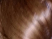 Rubia me la chupa al lado de la PC en vivo