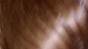 Rubia me la chupa al lado de la PC en vivo