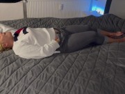 Multiple orgasmen Bett zittern zucken stöhnen blond Jeans geil nass versaut Vorspiel vor dem Sex 12/16