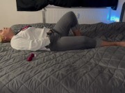 Multiple orgasmen Bett zittern zucken stöhnen blond Jeans geil nass versaut Vorspiel vor dem Sex 3/16
