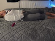 Multiple orgasmen Bett zittern zucken stöhnen blond Jeans geil nass versaut Vorspiel vor dem Sex 7/16