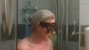 Moglie si masturba nel culo e nella fica nella doccia