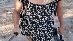 linda ladyboy caliente camina en publico con minivestido y sandalias