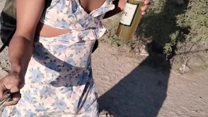 pequeña hermosa femboy camina en publico con vestido y sandalias rosas muy caliente