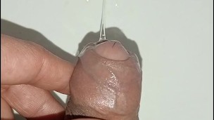hombre desesperado pissing, gran erección y venas brotadas