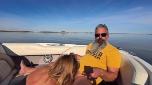 Esta rubia se pone cachonda en el barco.