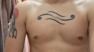 Twink se masturba frente al espejo hasta casi correrse