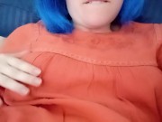 su coño se pone jugoso al poner sus dedos 1/16