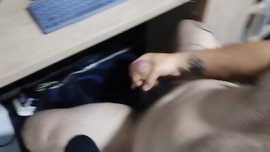 Peludo se toca la verga en una conferencia del trabajo