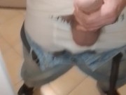 Cazzo duro con un litro di sborra e pipì in primo piano 10/16