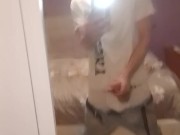 Cazzo duro con un litro di sborra e pipì in primo piano 12/16