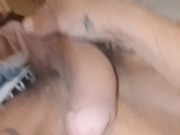 Cazzo duro con un litro di sborra e pipì in primo piano