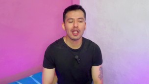 El hijo de 20años de mi mejor amigo me hace sexo oral en los baños del centro comercial! Relato