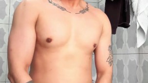 Activo muestra pies y axilas y termina hablando cosas calientes y masturbandose