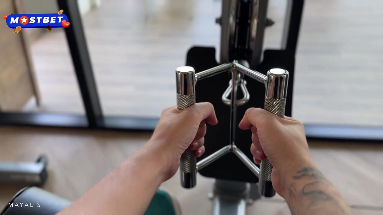 Sevimli Fitness Eğitmeni Kız İlk Seansını Veriyor ve Dar Amında Beceriliyor