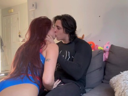 J’ai baisé ma petite voisine Québécoise déguisée en Spiderwoman