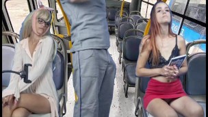 Homem estranho se esfrega pau nas mulheres!