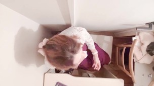 ネカフェで声を我慢しながらオナニーする佐伯さやか