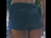 Pequena Typhany sem calcinha em praça pública 6/16