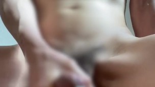 【腕くらいの巨根】ちんこいじりが大好きな変態の至近距離オナニー