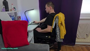 Guy enjoys explosive orgasm while watching porn
