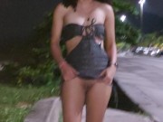 Pequena Typhany se exibe na beira da praia 10/16