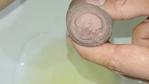 Gran polla sin cortar, orinando en un baño público POV. pissing desesperado