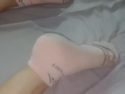 Medi muestra sus pies con medias cortas y su cola