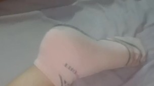 Medi muestra sus pies con medias cortas y su cola