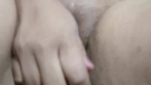 Rompiendome el coño con dos pepinos